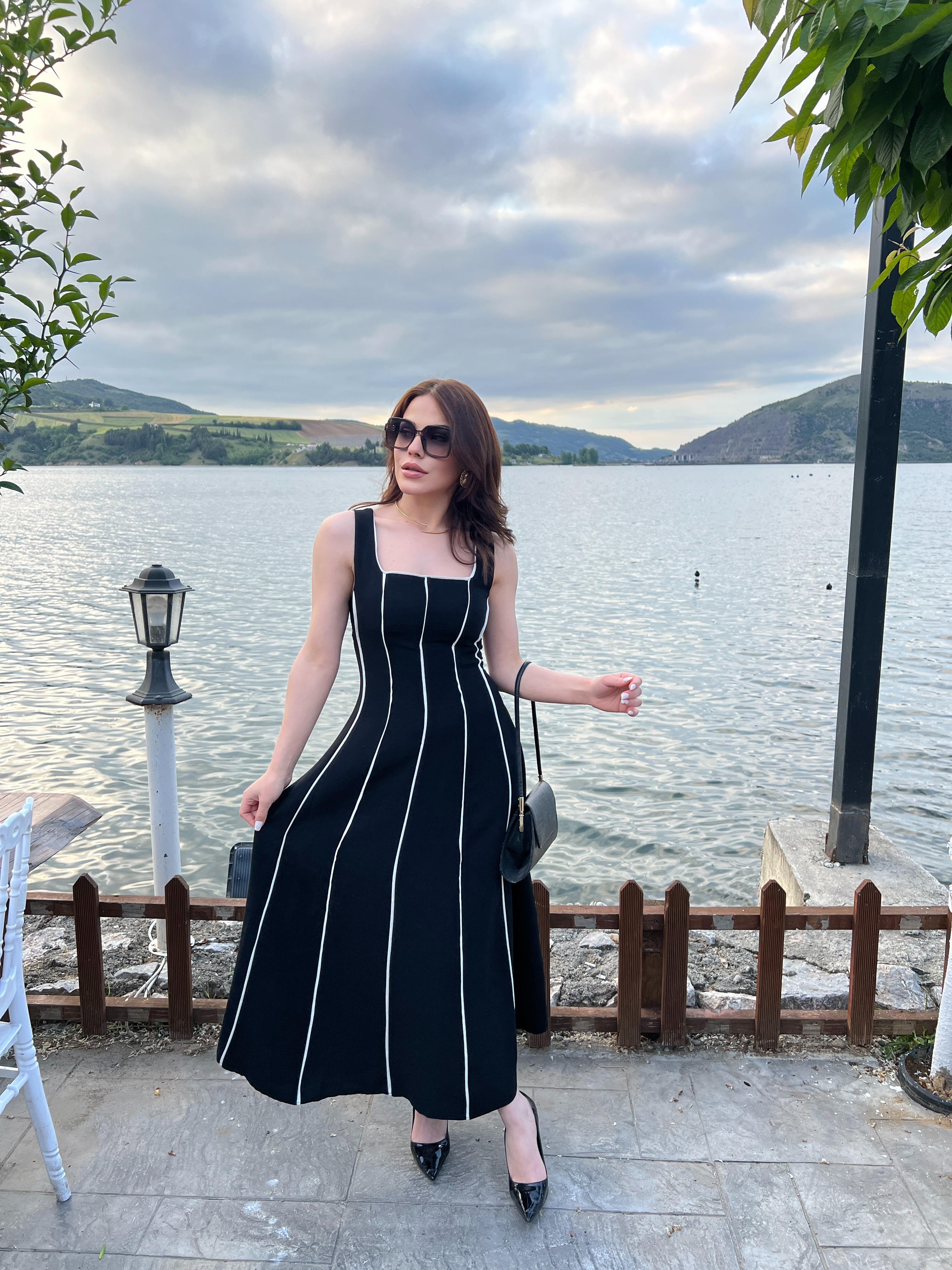 KARE YAKA ŞERİT DETAYLI SİYAH ELBİSE