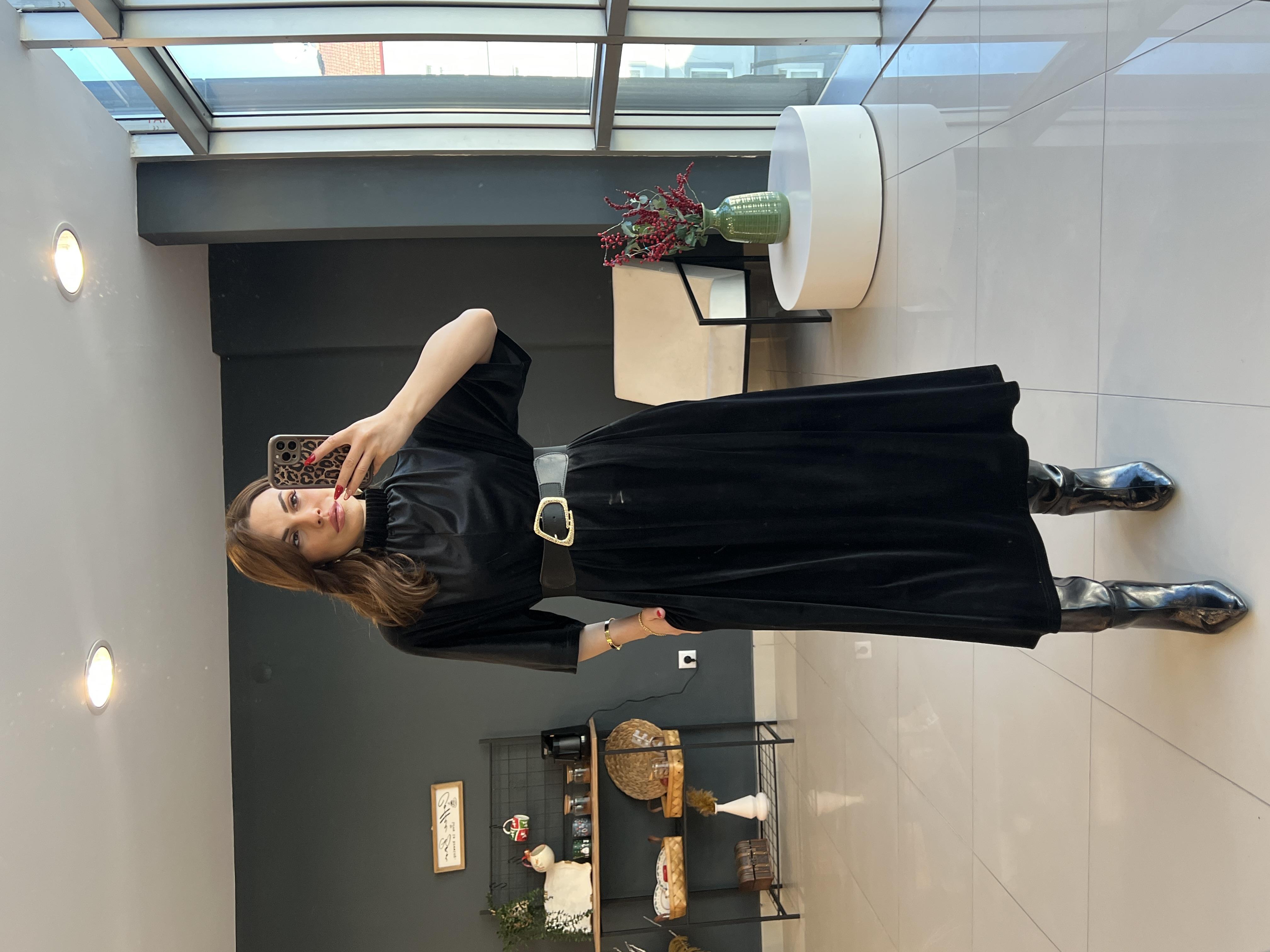 KEMERLİ DİK YAKA PARLAK KADİFE ELBİSE