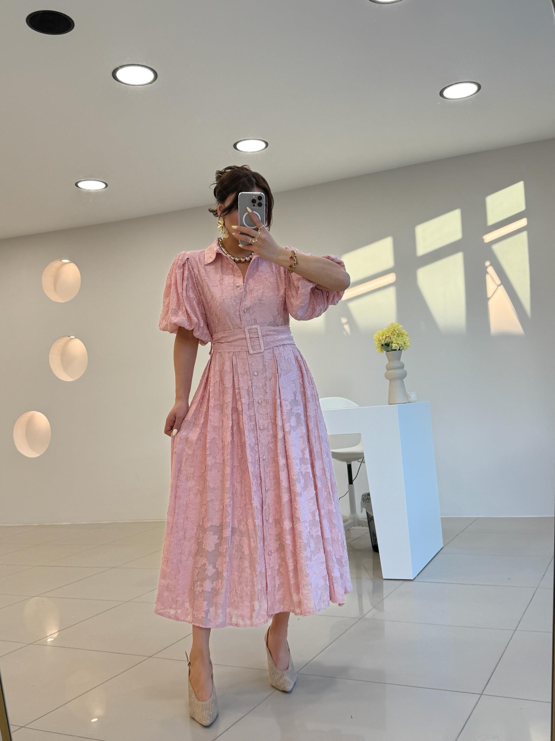 KEMERLİ İŞLEMELİ ELBİSE PEMBE