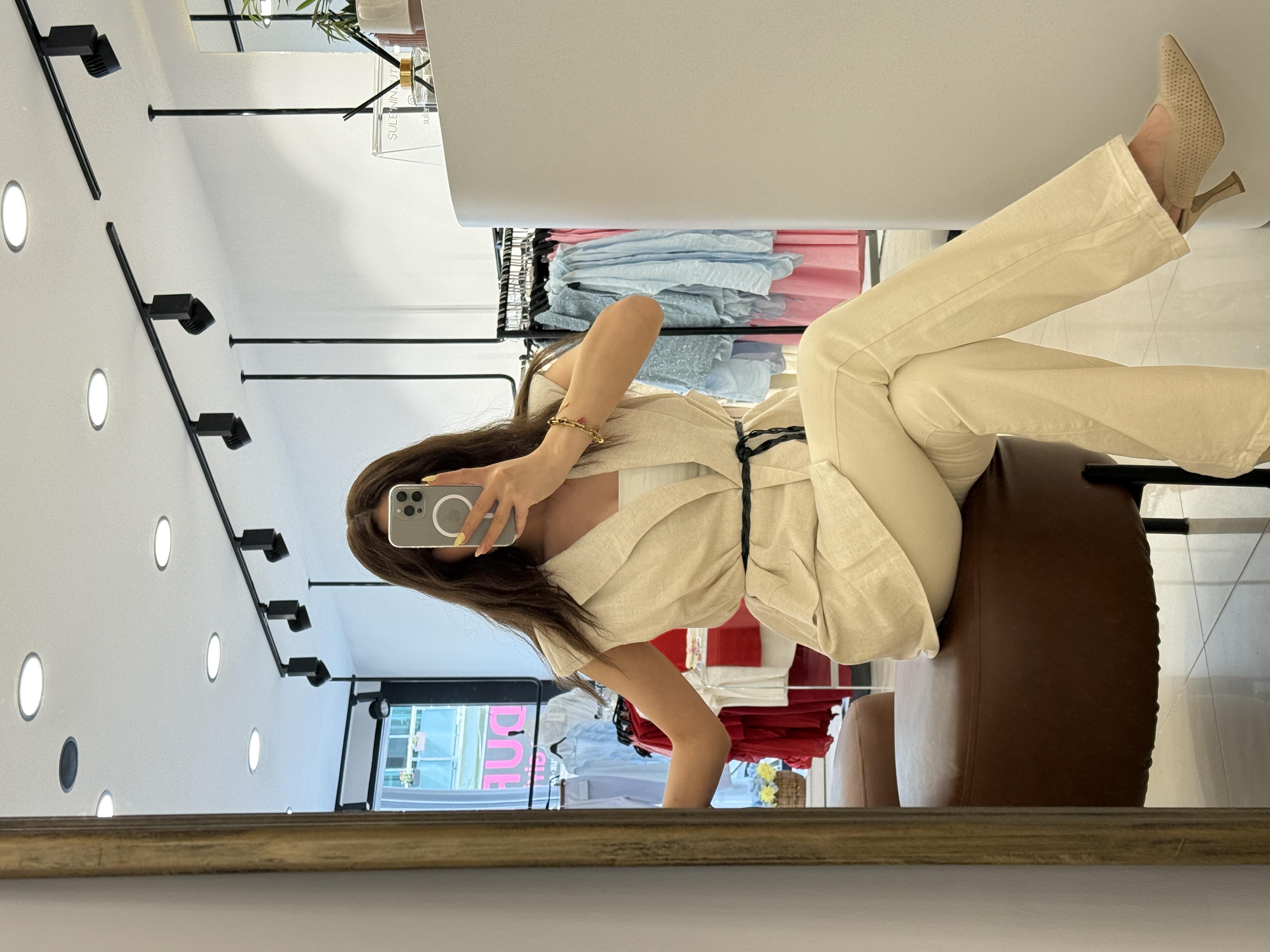 KENDİNDEN KEMERLİ OMUZLARI VATKALI KETEN YELEK EKRU