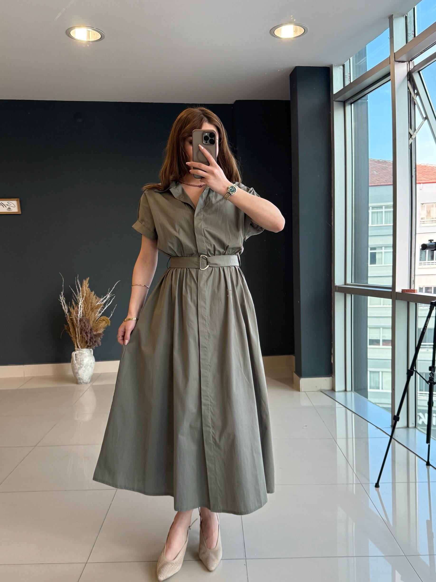 KENDİNDEN KEMERLİ POPLİN ELBİSE HAKİ YEŞİL