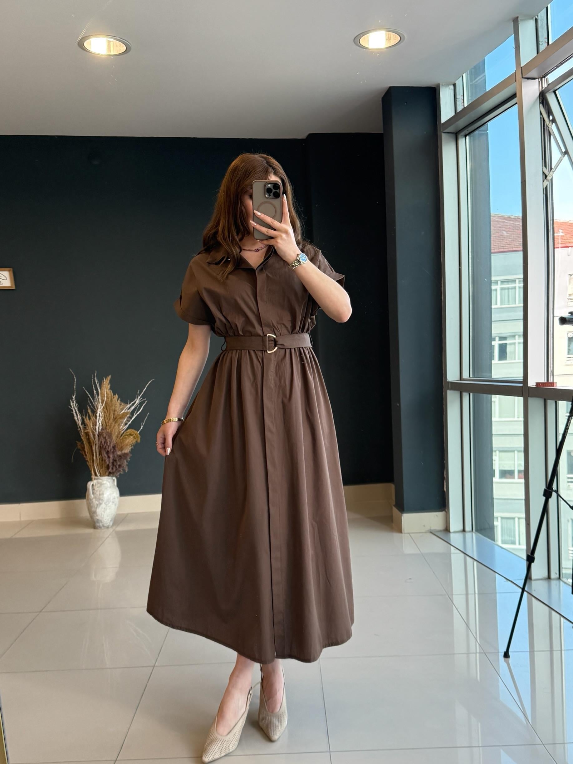 KENDİNDEN KEMERLİ POPLİN ELBİSE KAHVE