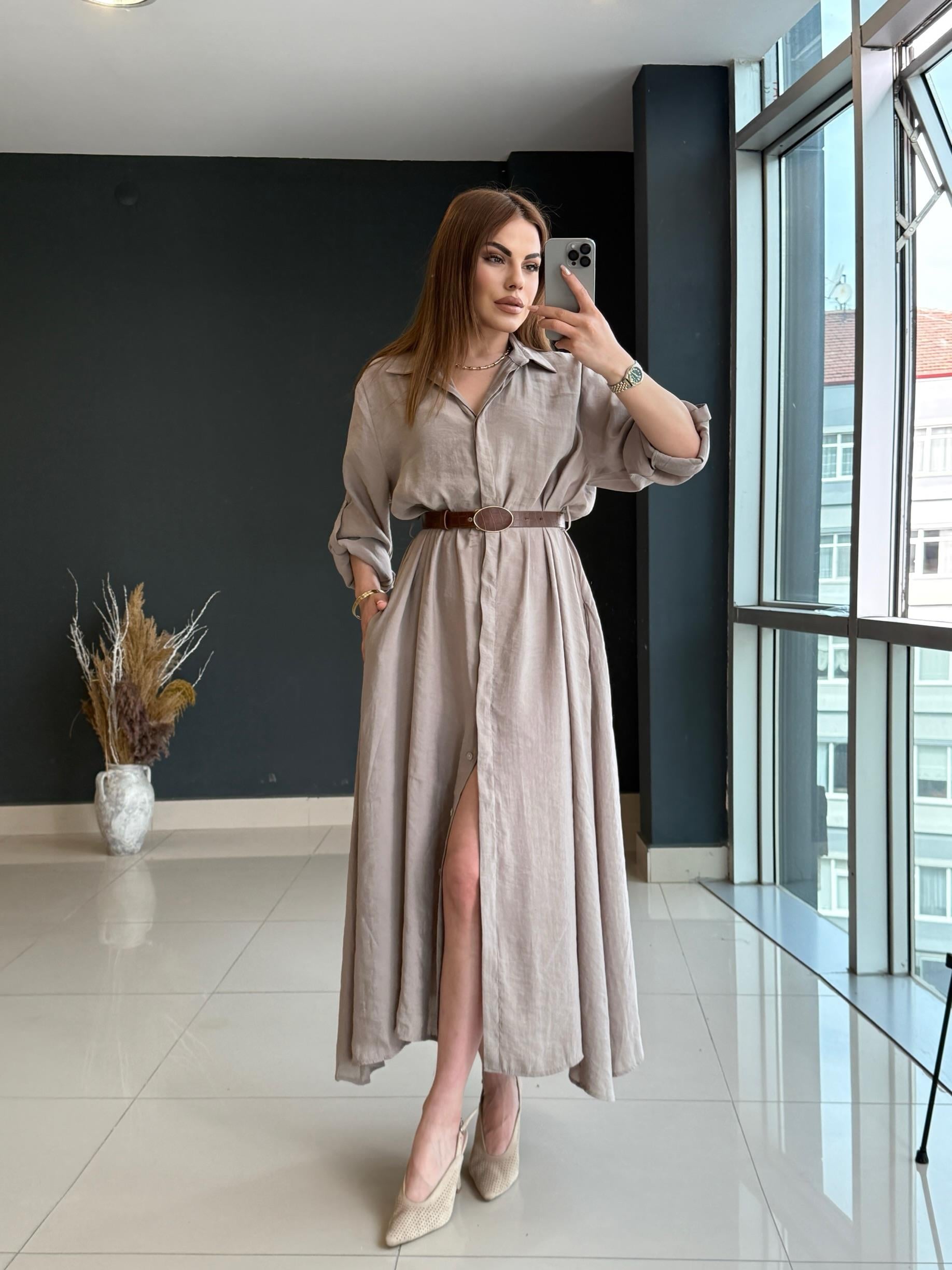 KENDİNDEN KEMERLİ TENSEL ELBİSE TAŞ