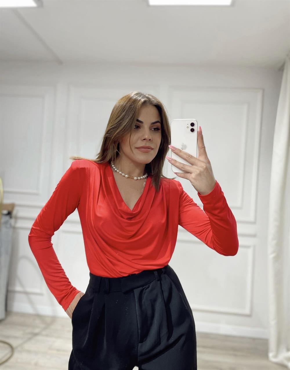 KIRMIZI DEGAJE YAKA BLUZ