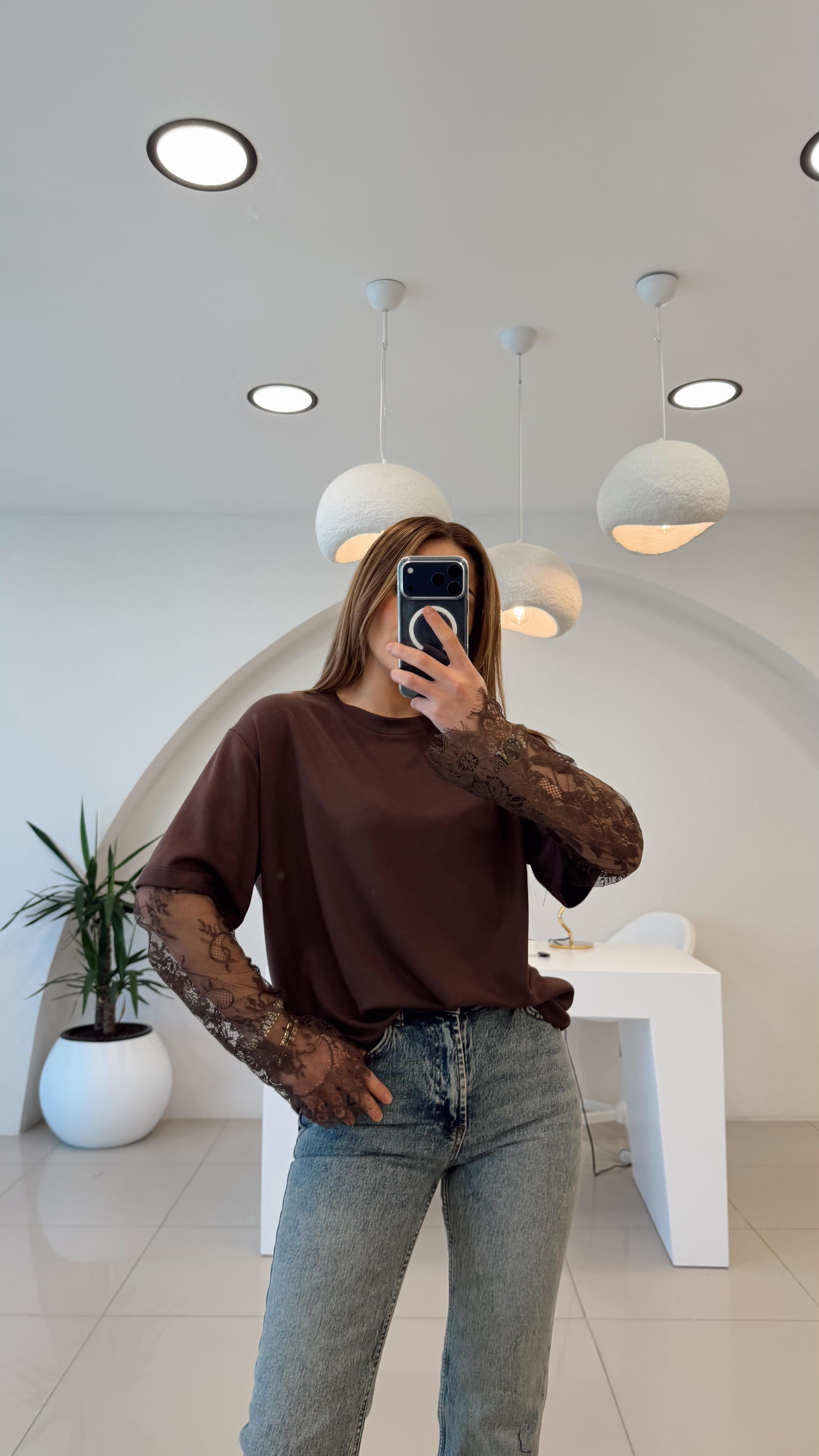 KOLLARI DANTELLİ MODAL BLUZ KAHVE