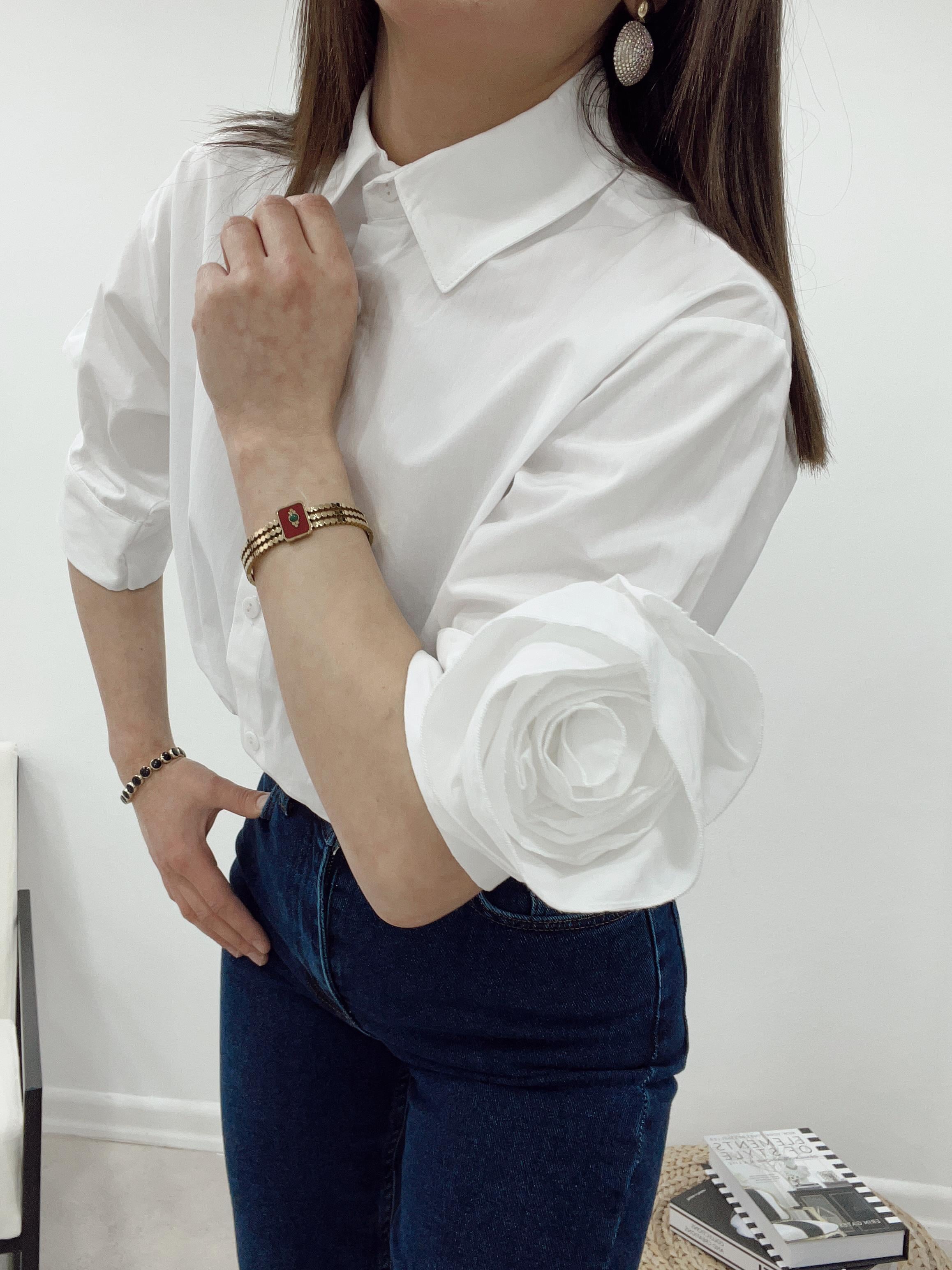 KOLLARI GÜL DETAYLI BEYAZ GÖMLEK