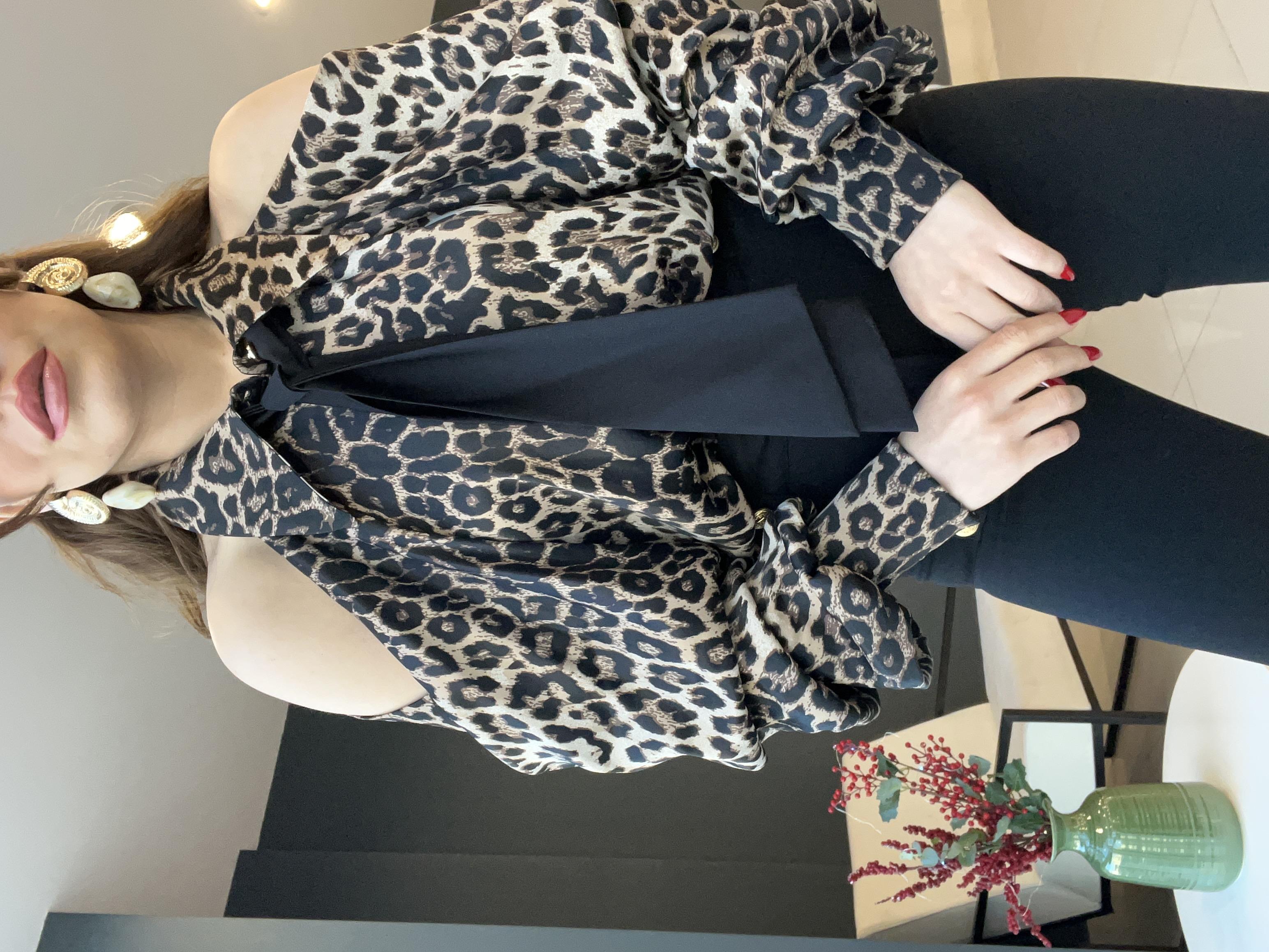 LEOPAR OMUZ DEKOLTELİ SATEN BLUZ