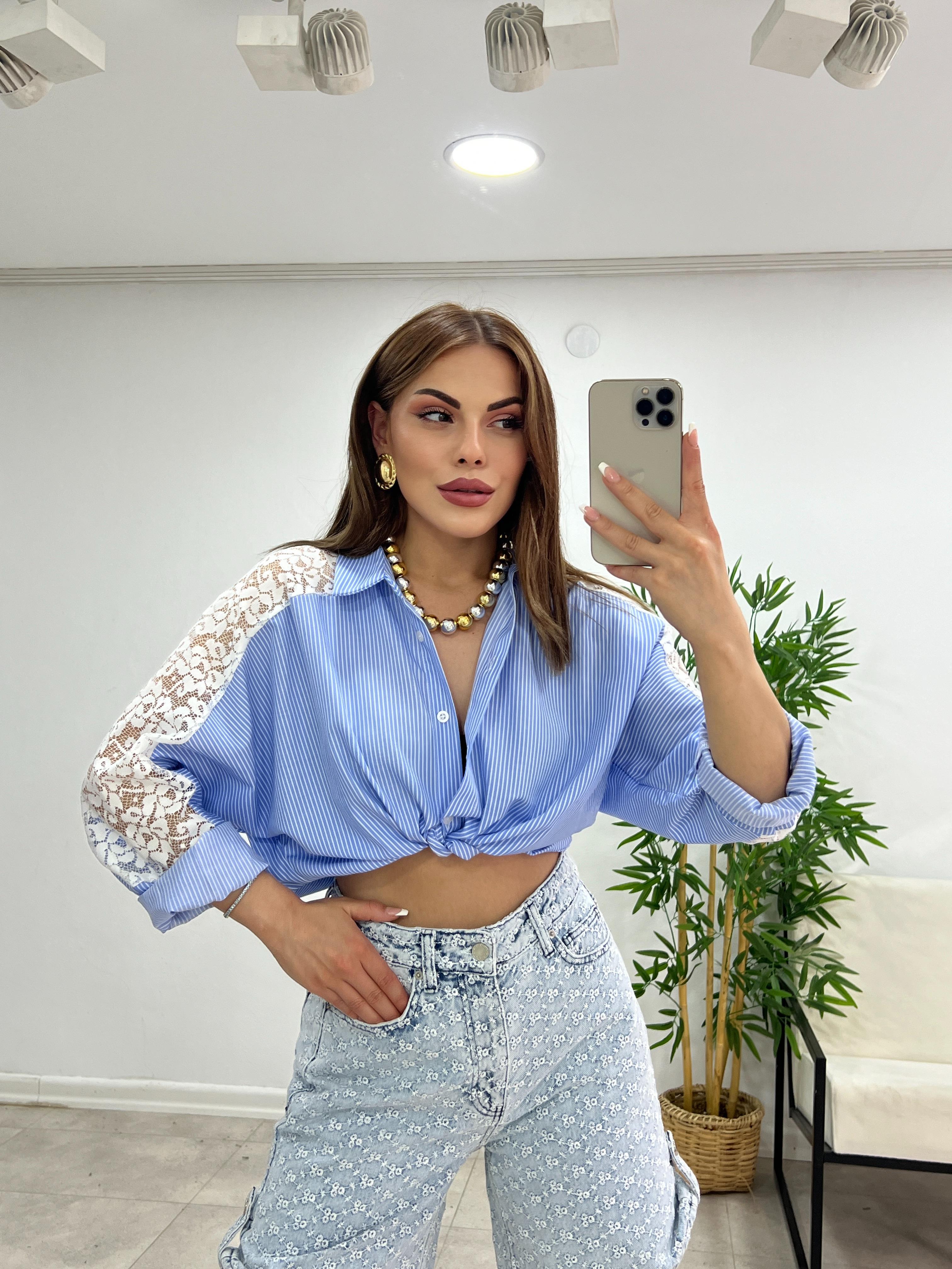 MAVİ OMUZLARI DANTELLİ TASARIM GÖMLEK