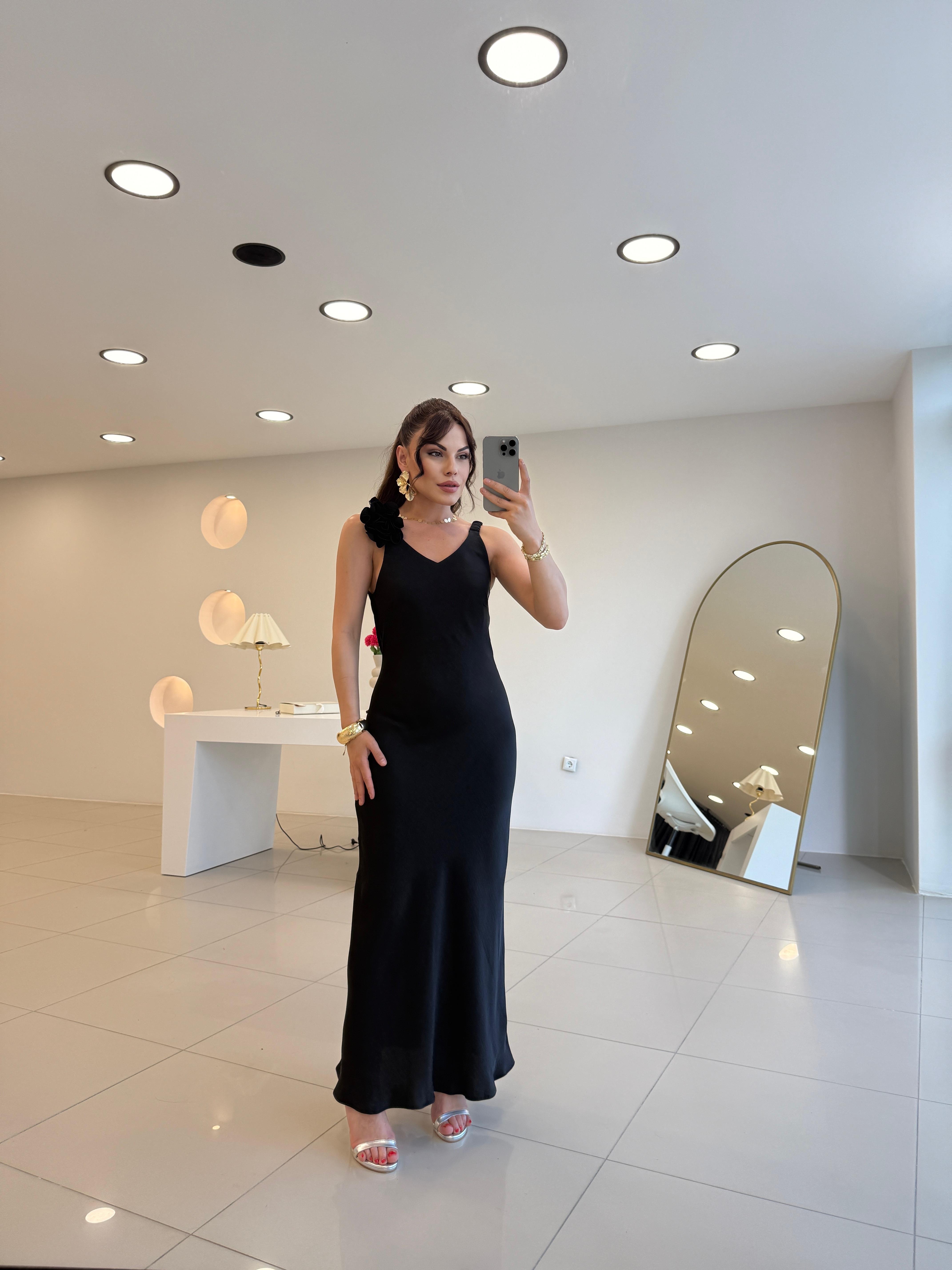 OMUZ GÜL DETAYLI SATEN ELBİSE SİYAH