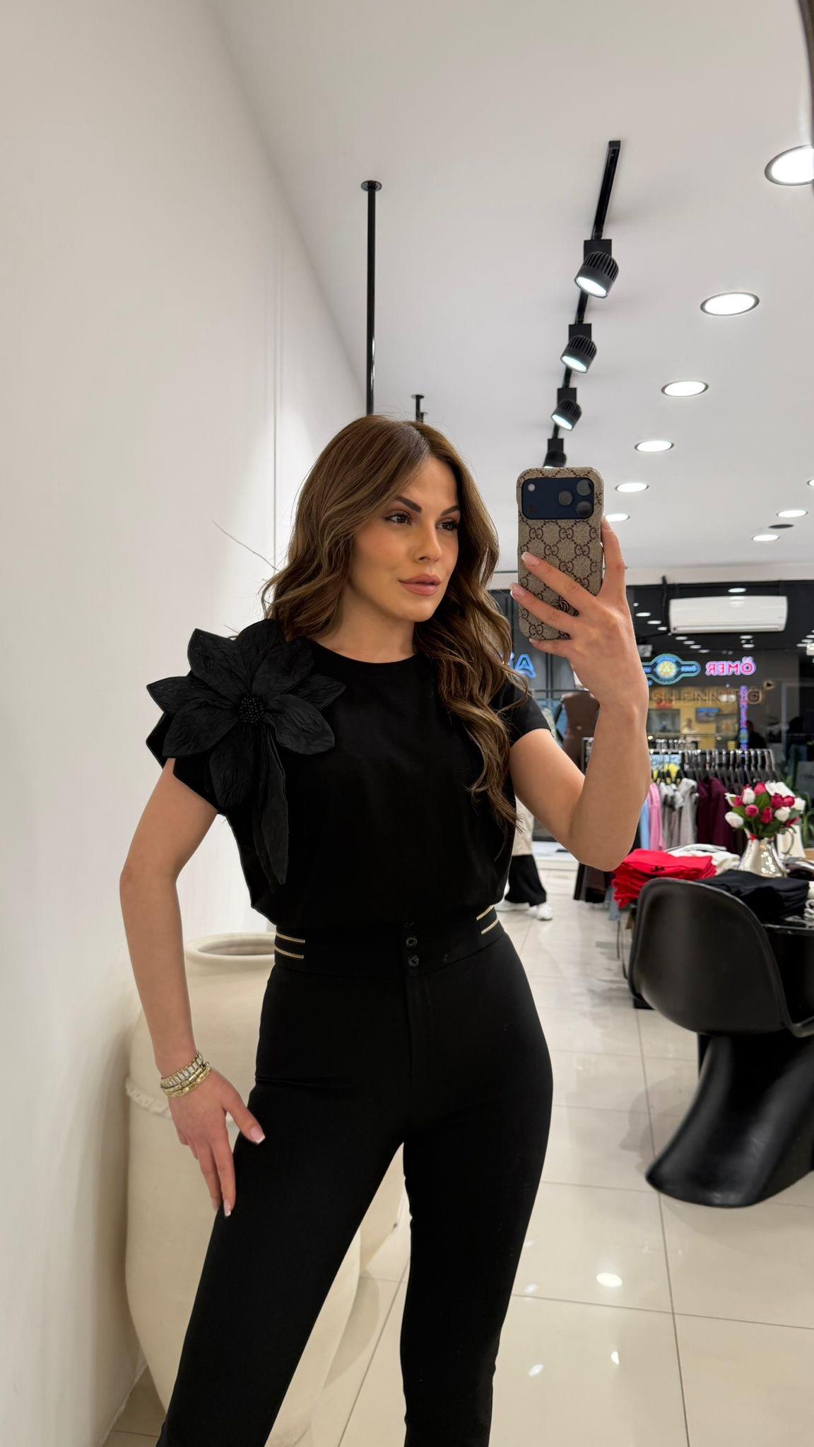 OMUZ KISMI ÇİÇEK DETAYLI PAMUK TSHİRT SİYAH
