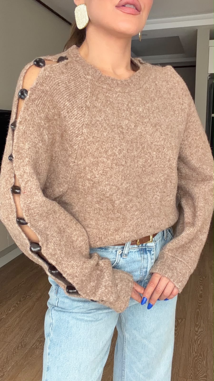 Omuz Yırtmaçlı ve Aksesuar Detaylı Yumoş Kazak Camel