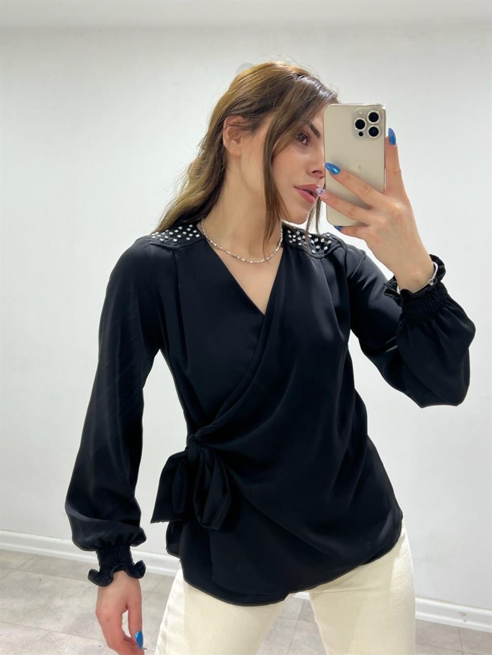 OMUZLARI TAŞLI SİYAH RENGİ BLUZ