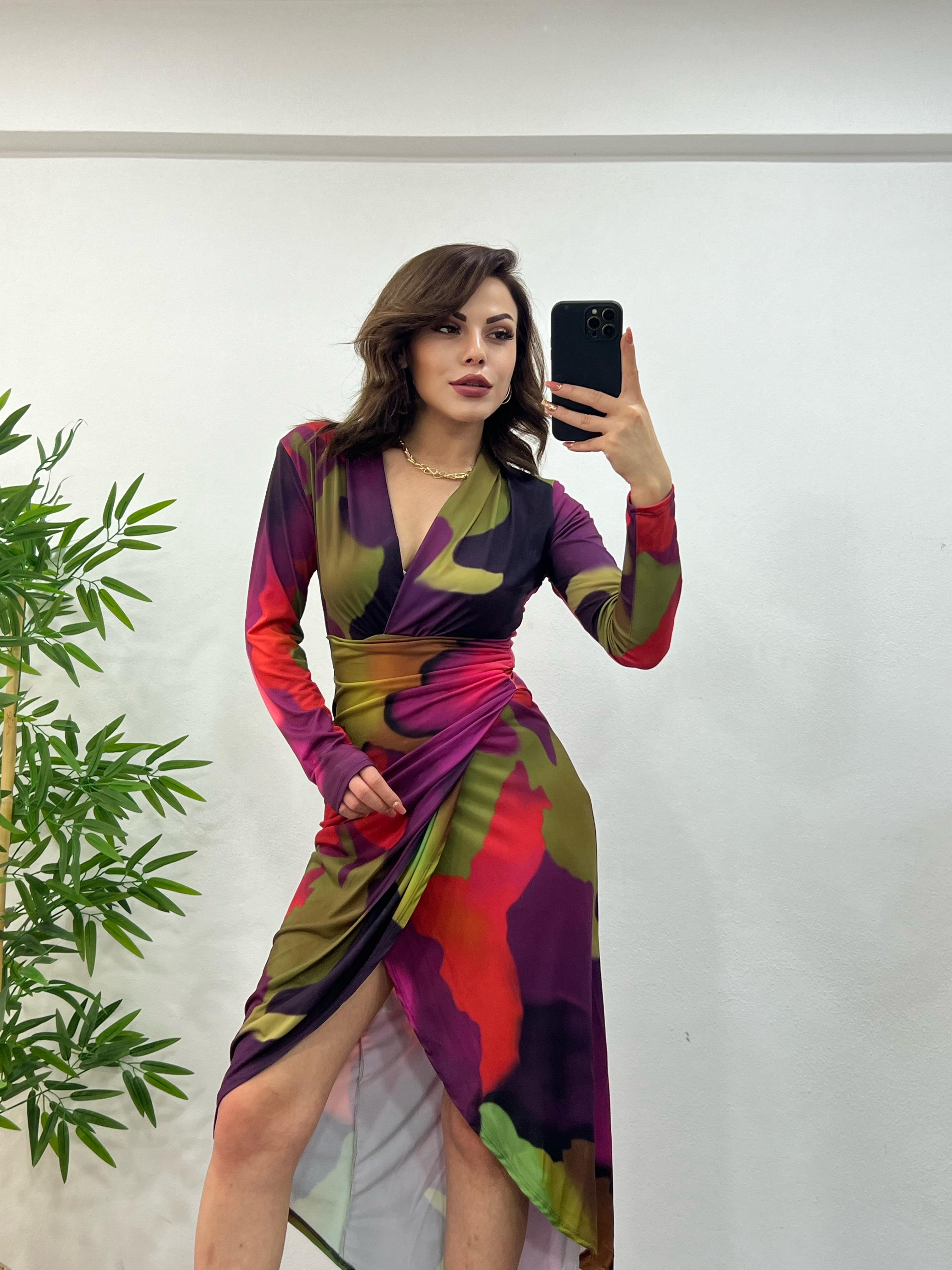 OMUZLARI VATKALI DRAPELİ RENKLİ ELBİSE