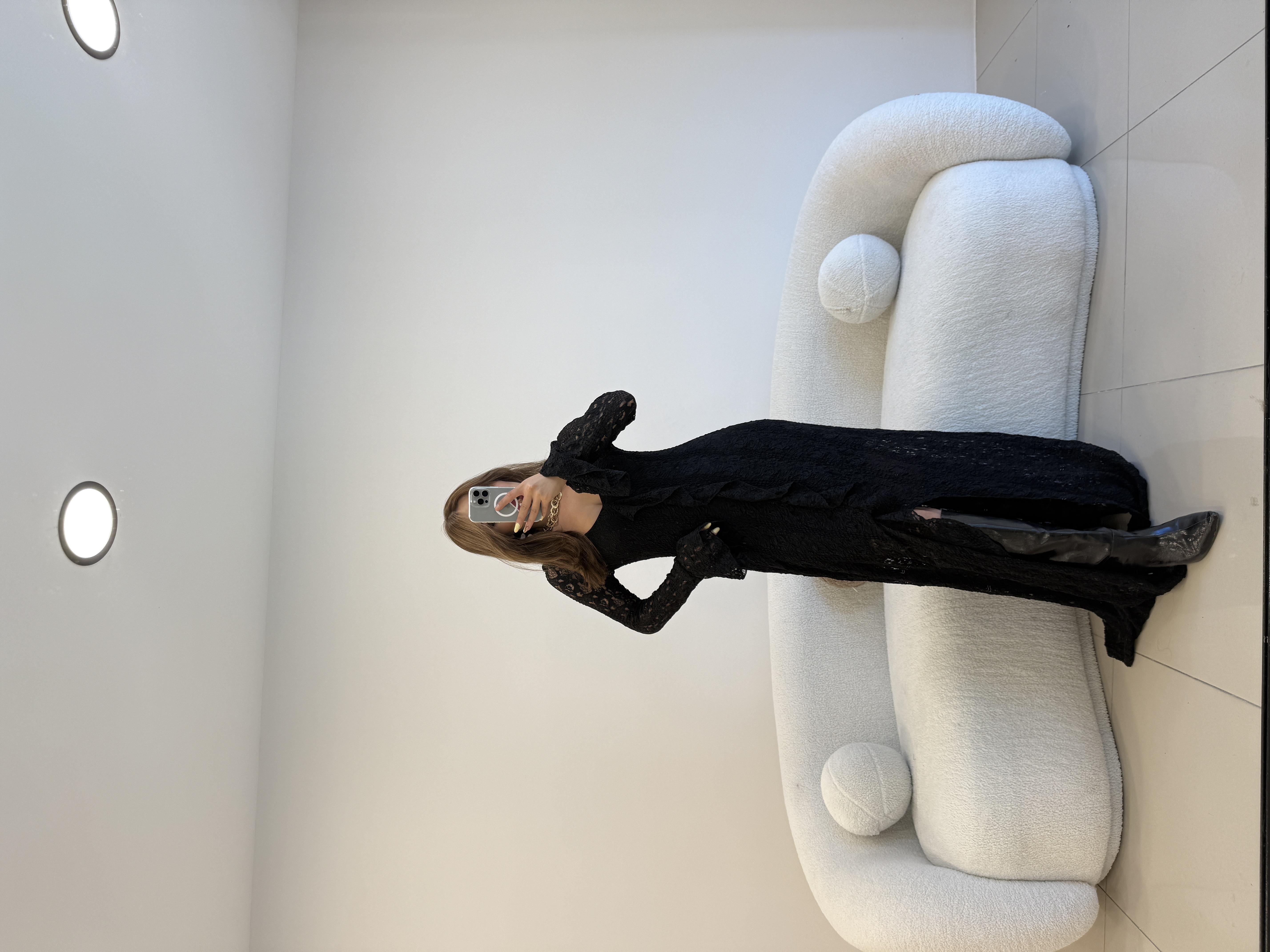 ÖNÜ YIRTMAÇ DETAYLI DANTEL ELBİSE SİYAH