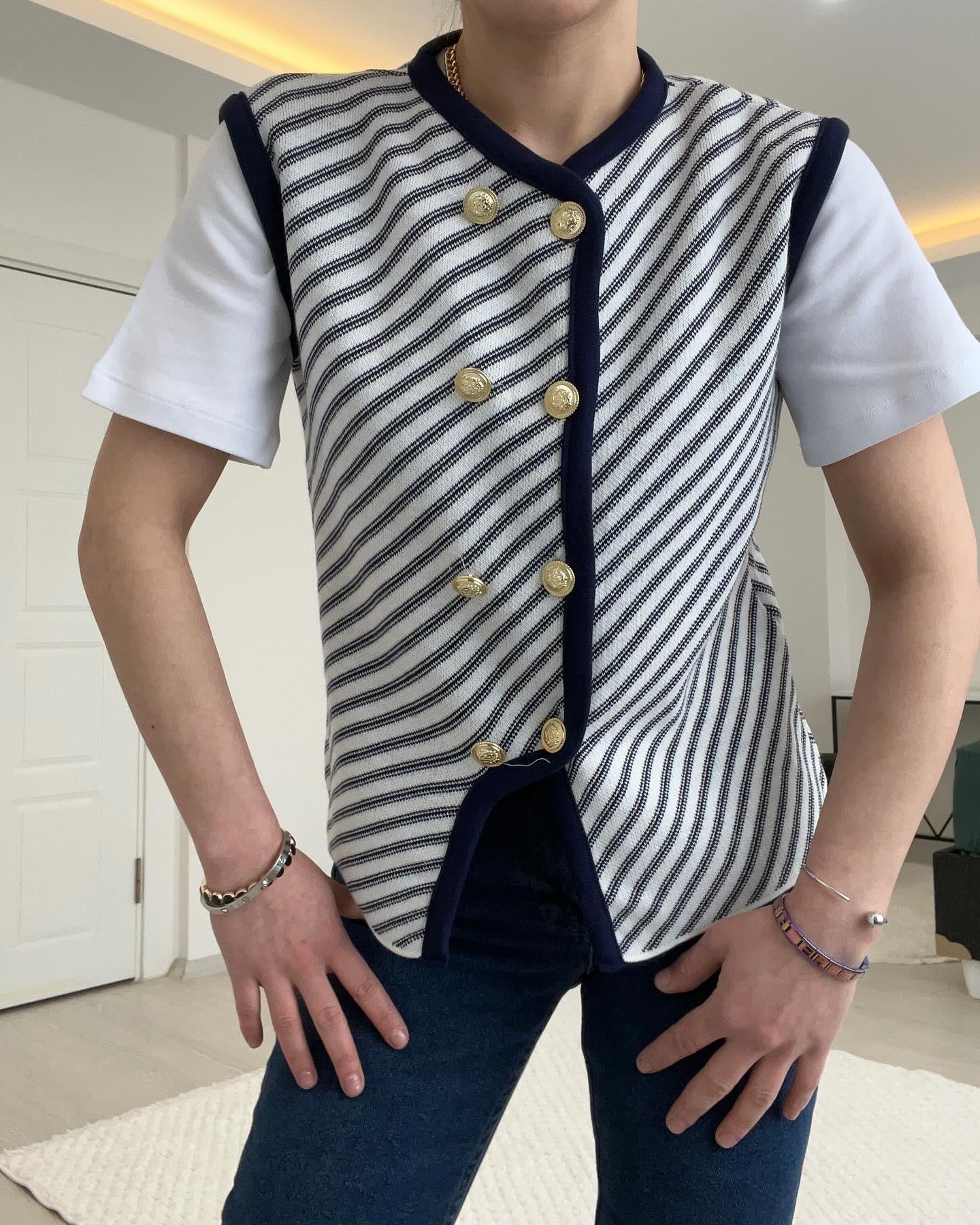 ORJİNAL MARKA TASARIM GOLD DÜĞMELİ YELEK LACİVERT-BEYAZ