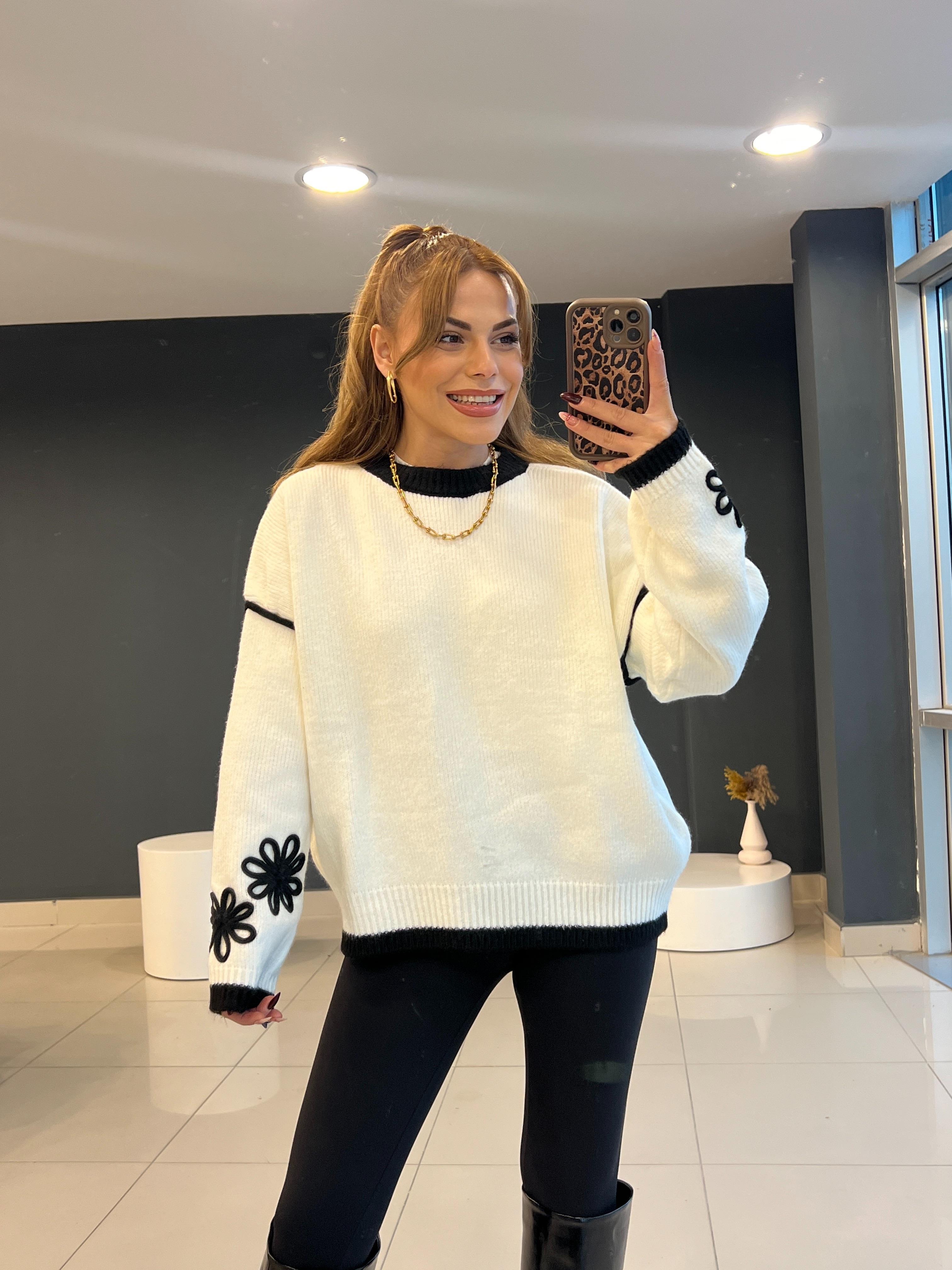 PREMİUM KOLLARI ÇİÇEK İŞLEMELİ KAZAK EKRU