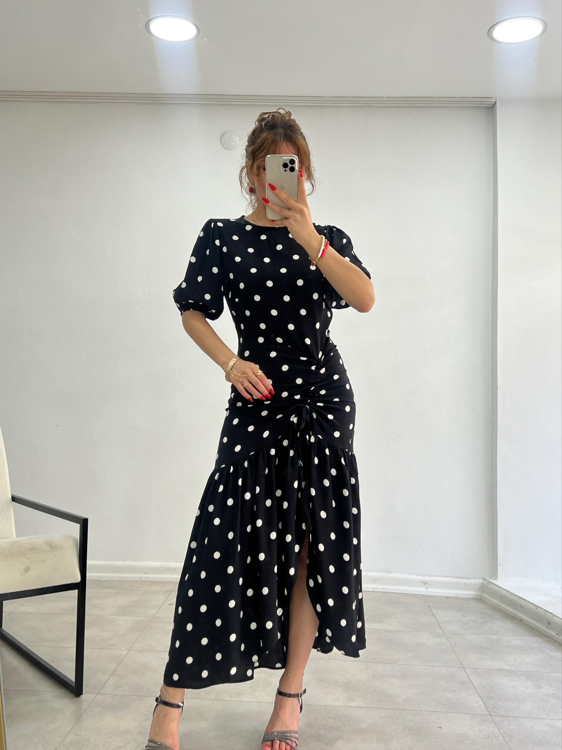 PUANTİYELİ SİYAH ÖNDEN AYARLAMA BÜZGÜ ELBİSE