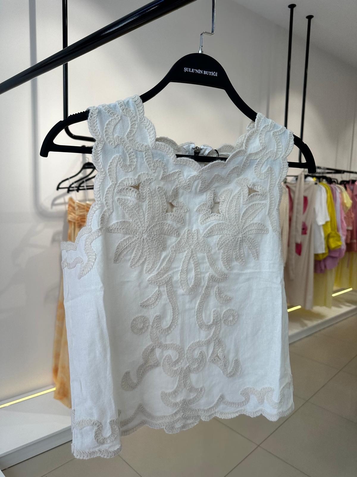 SIRT FERMUARLI KABARTMALI NAKIŞLI BLUZ EKRU