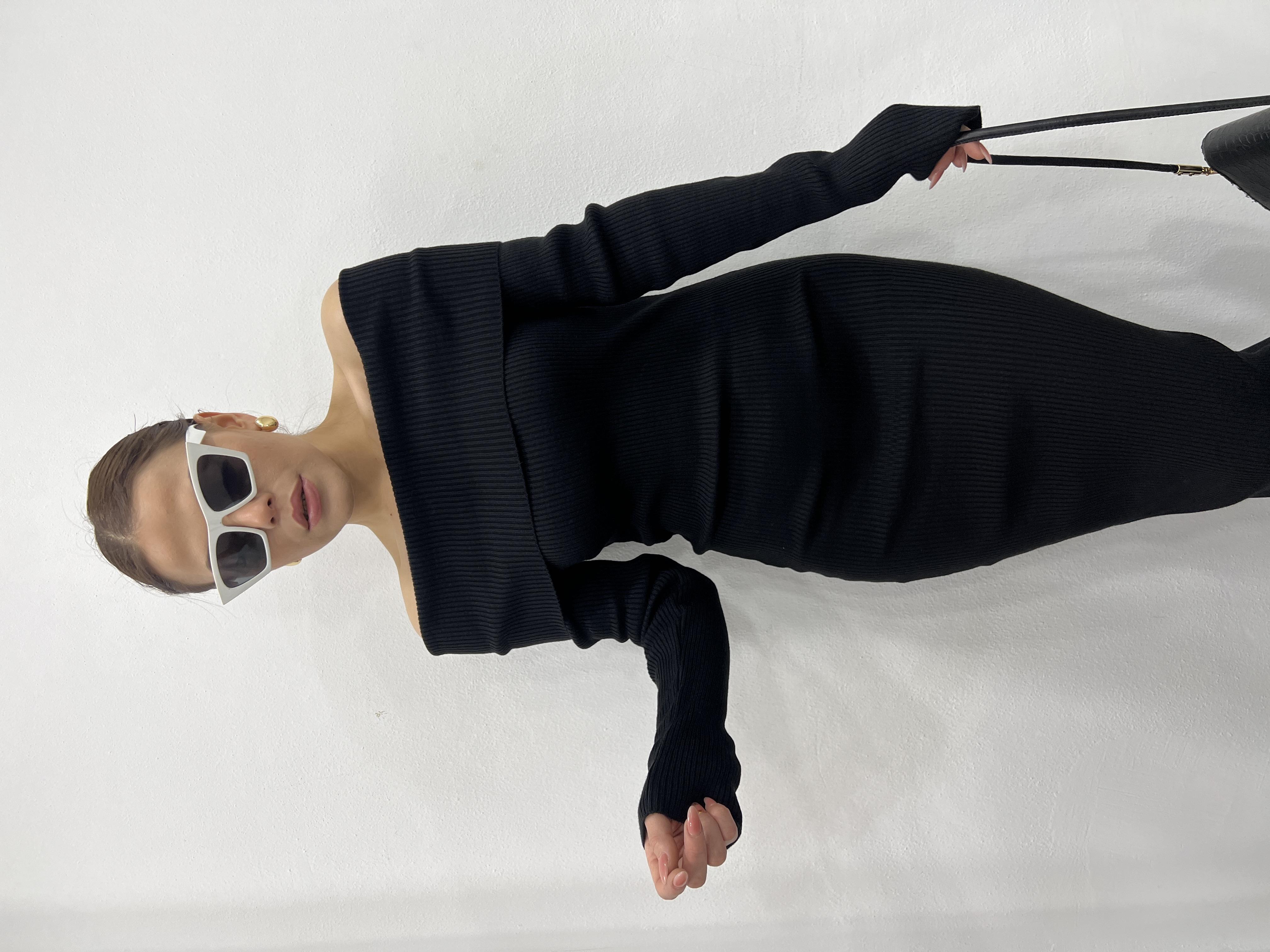 SİYAH MADONNA YAKA TRİKO ELBİSE