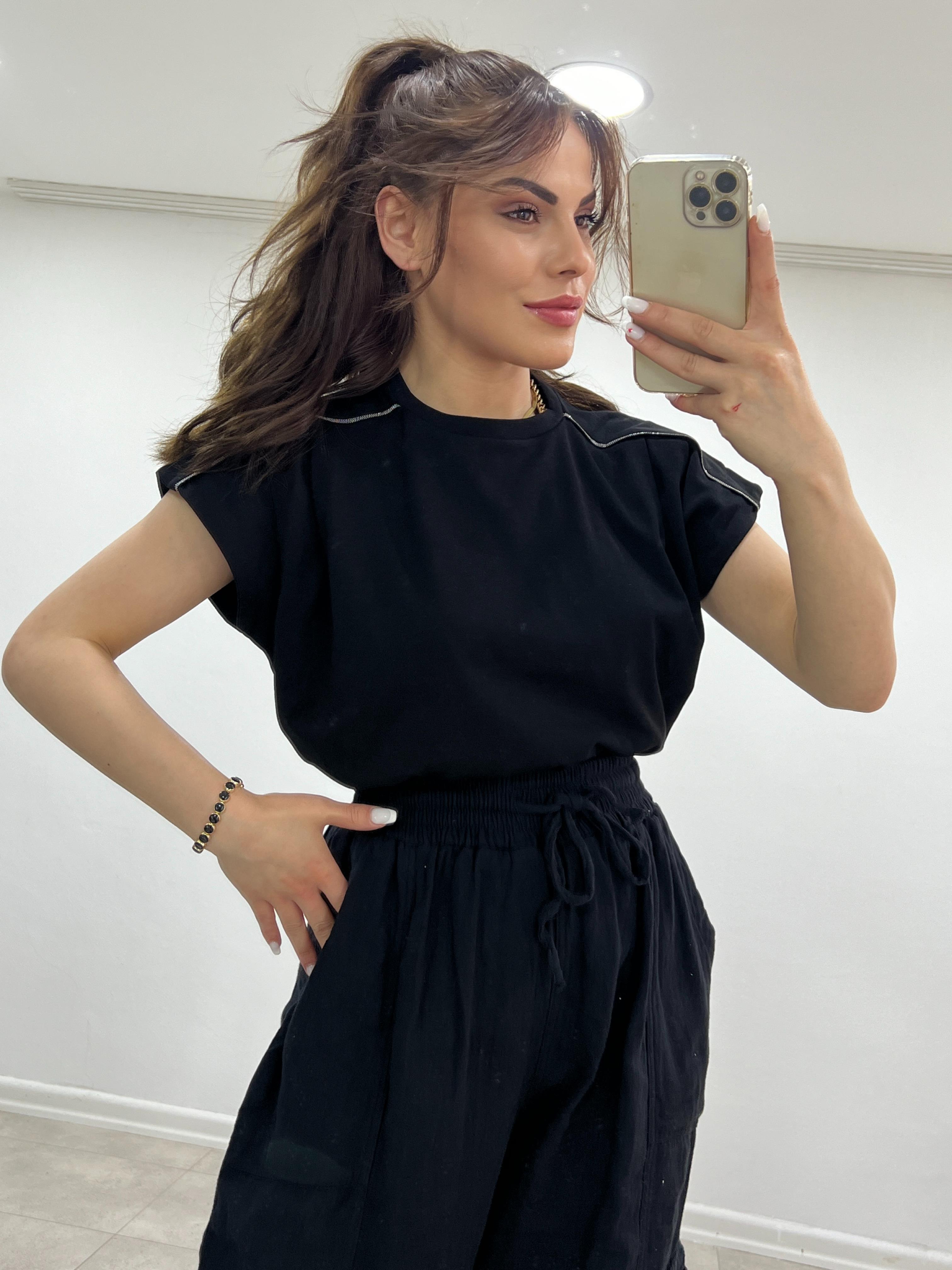 SİYAH OMUZLARI TAŞ DETAYLI TSHİRT