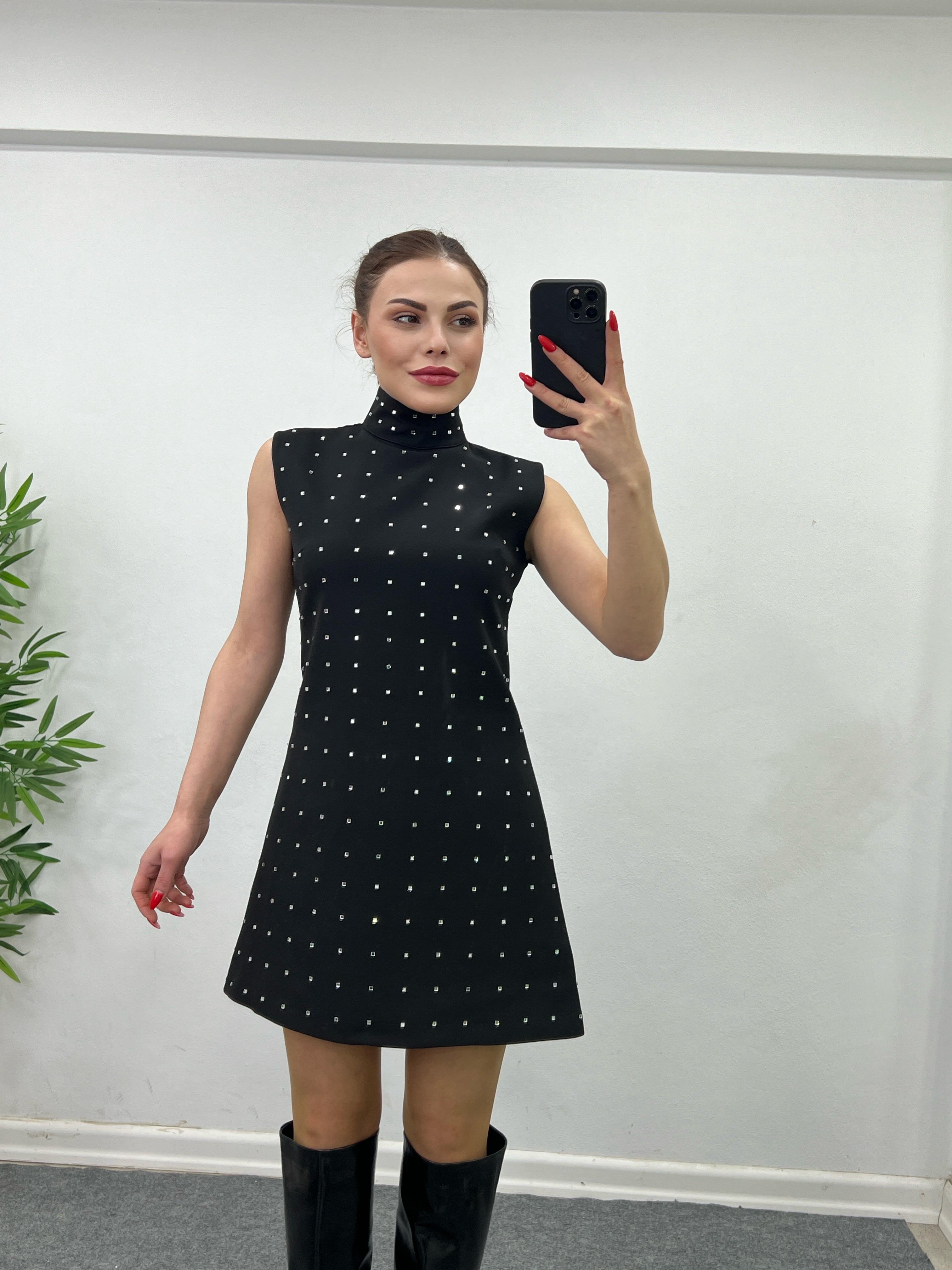 SİYAH TAŞLI KOLSUZ ELBİSE