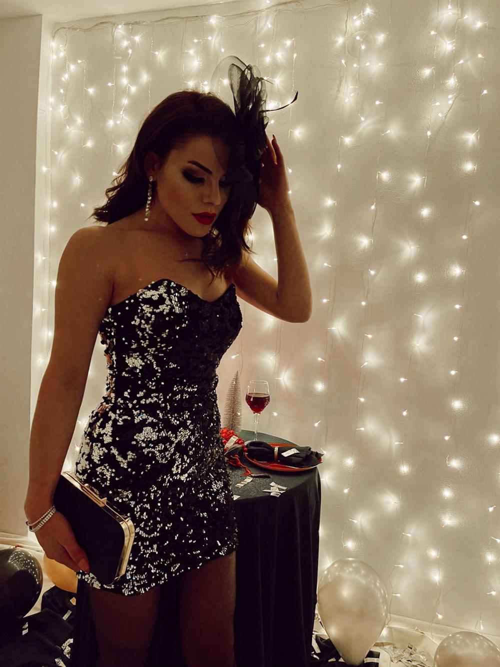 STRAPLEZ PAYETLİ ELBİSE