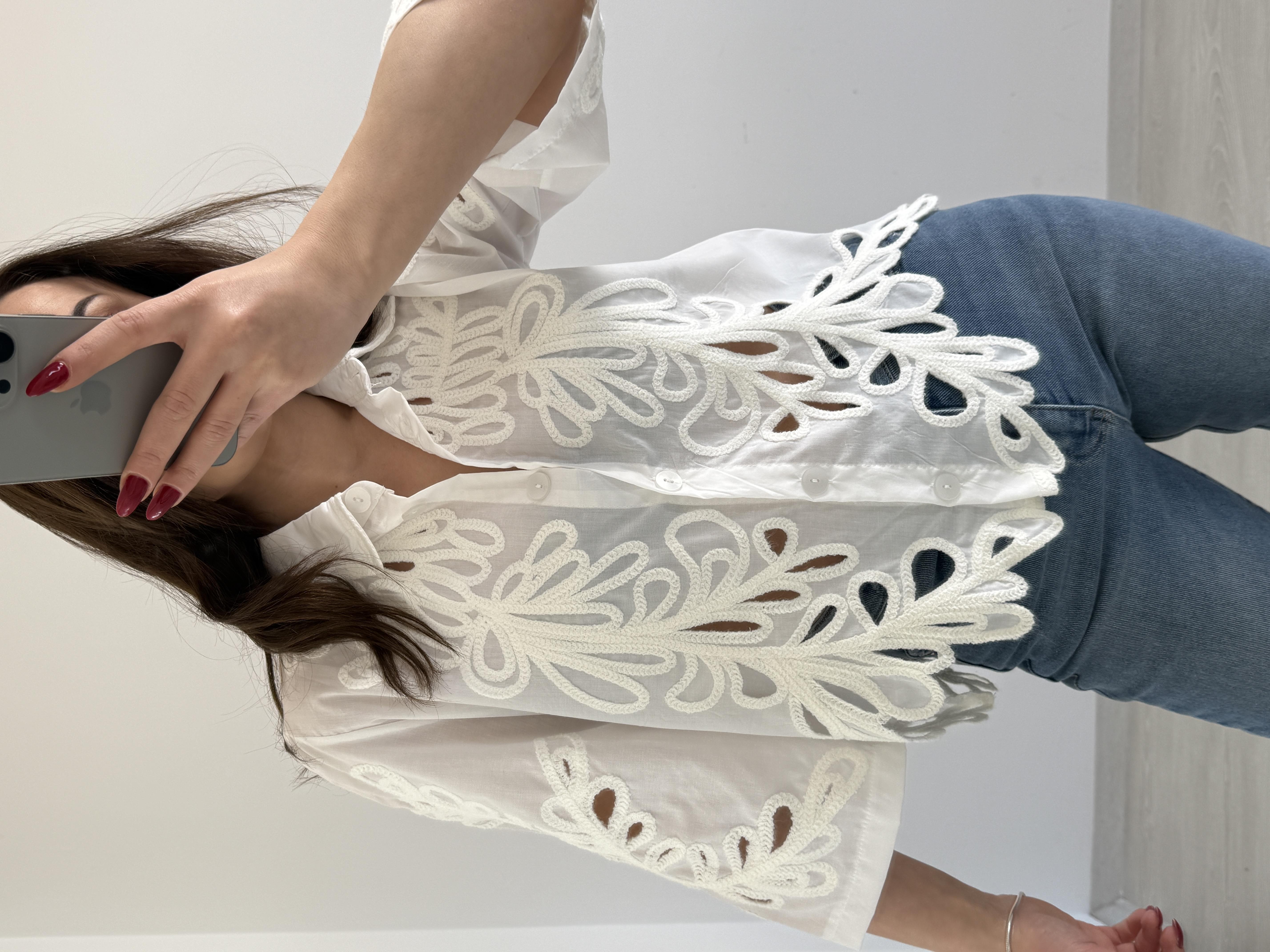 TASARIM İŞLEMELİ GÖMLEK BEYAZ