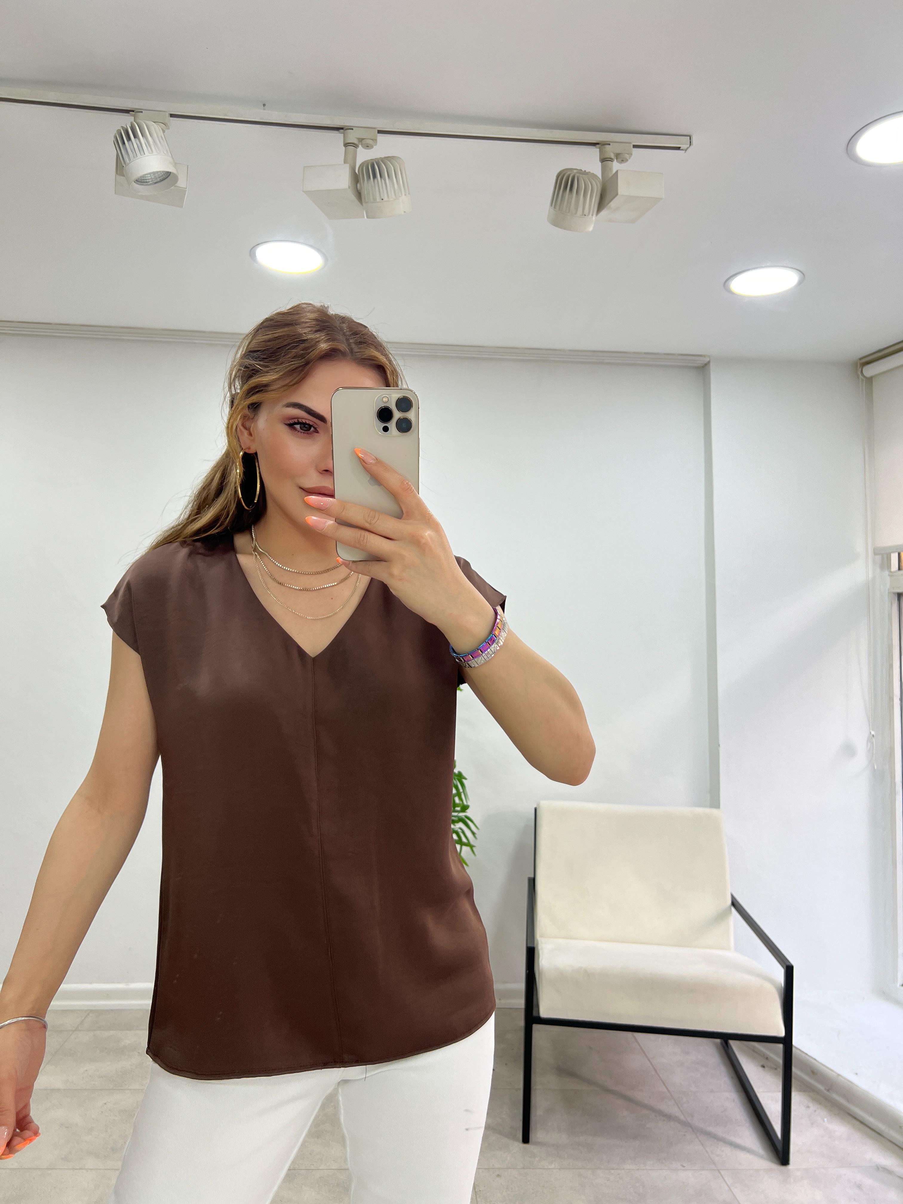 V YAKA PARLAK KUMAŞ BLUZ KAHVE