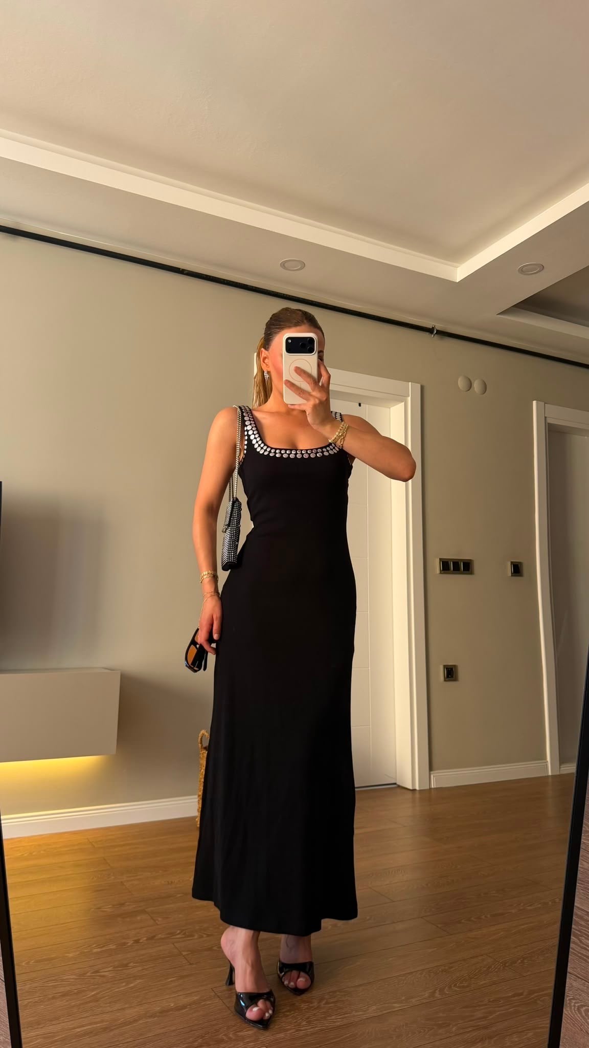 Yaka Gümüş Pul Detaylı Uzun Elbise