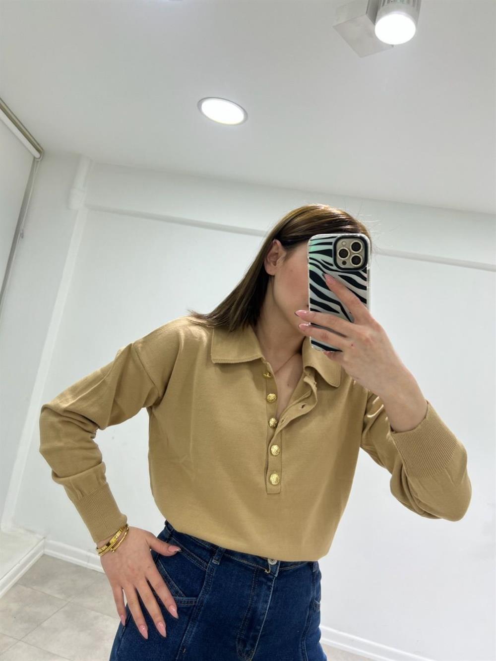 YAKASI DÜĞMELİ TRİKO