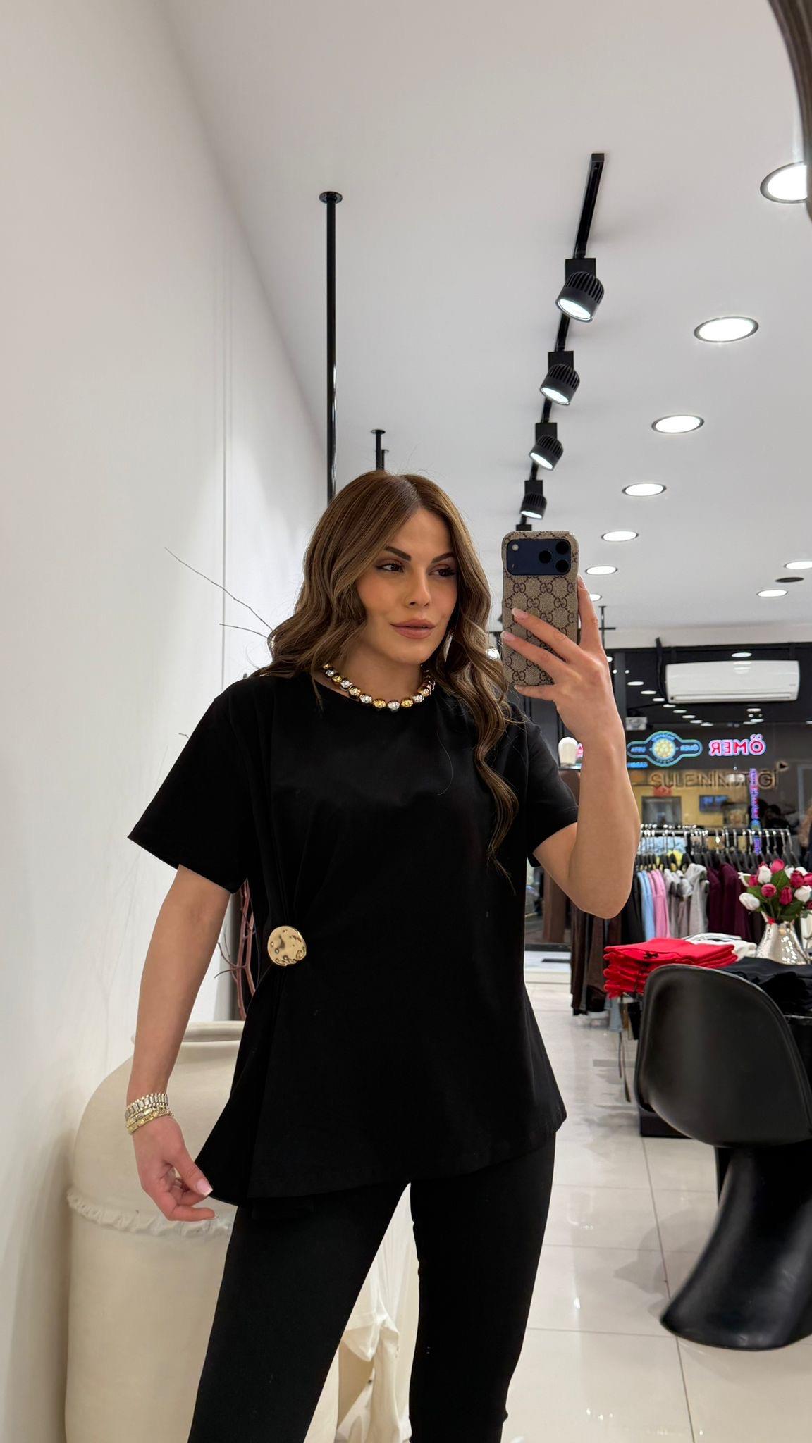 YANI GOLD AKSESUARLI TASARIM TSHIRT SİYAH