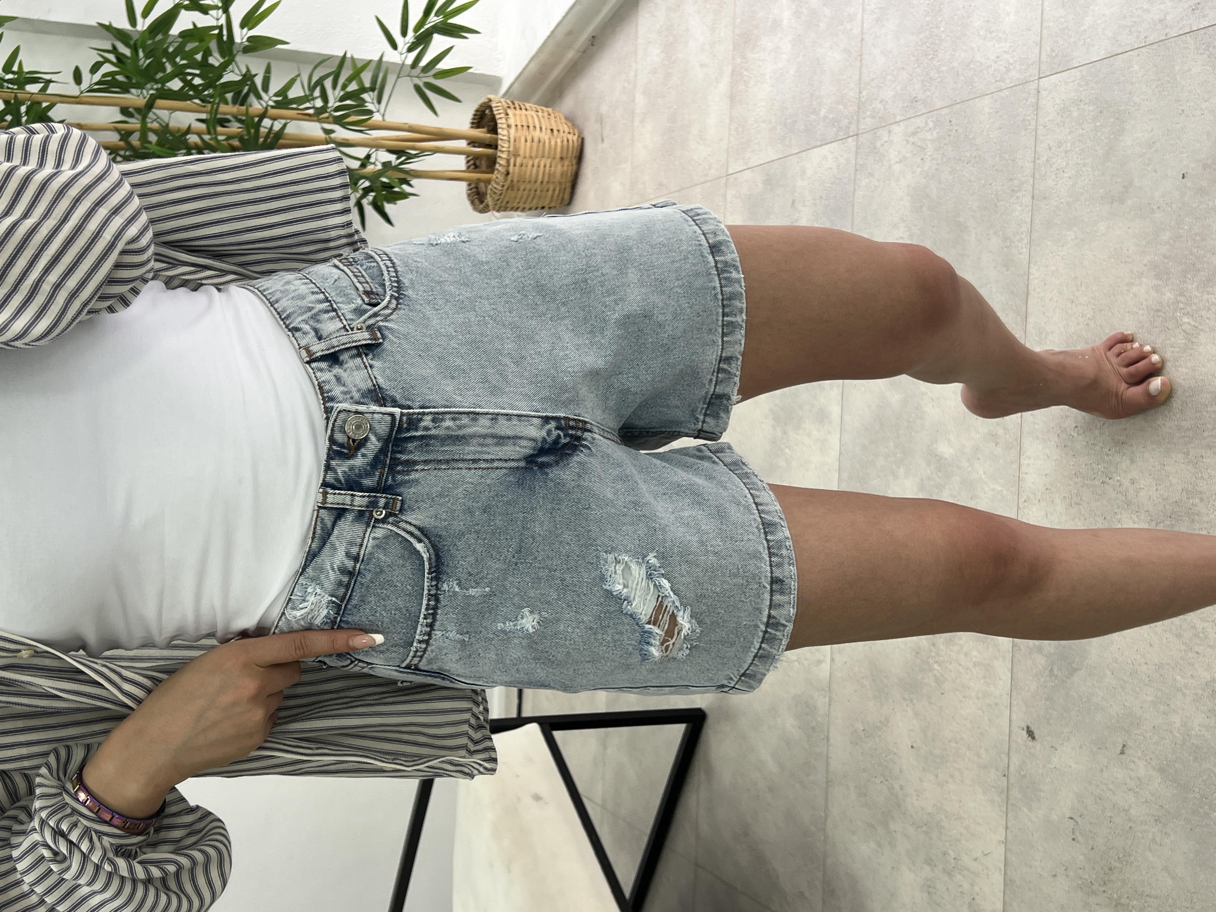 YIRTIK DETAYLI ORTA BOY DENİM ŞORT