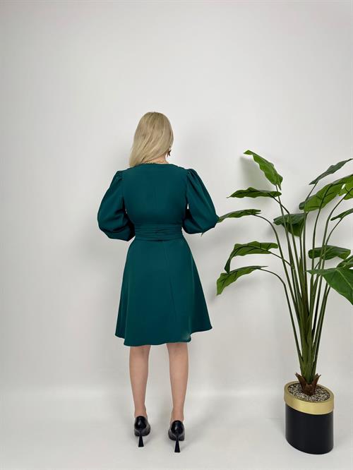 1003 OMUZ PİLE KUŞAKLI ELBİSE