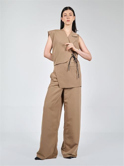 Wholesale Asymmetrical Sleeveless Vest With Contrast Binding