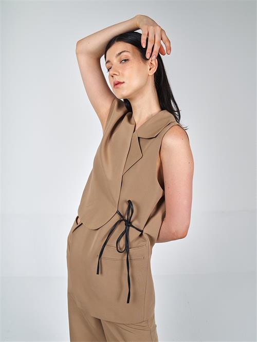 Wholesale Asymmetrical Sleeveless Vest With Contrast Binding