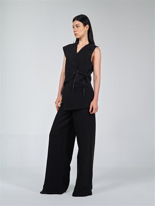 Wholesale Asymmetrical Sleeveless Vest With Contrast Binding