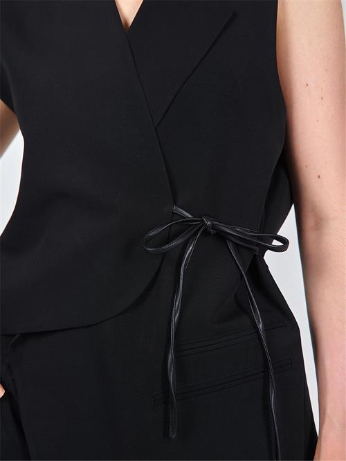 Wholesale Asymmetrical Sleeveless Vest With Contrast Binding