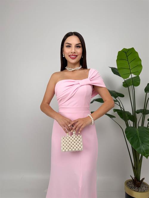 3008 OMUZUNDA BROŞLU ELBİSE