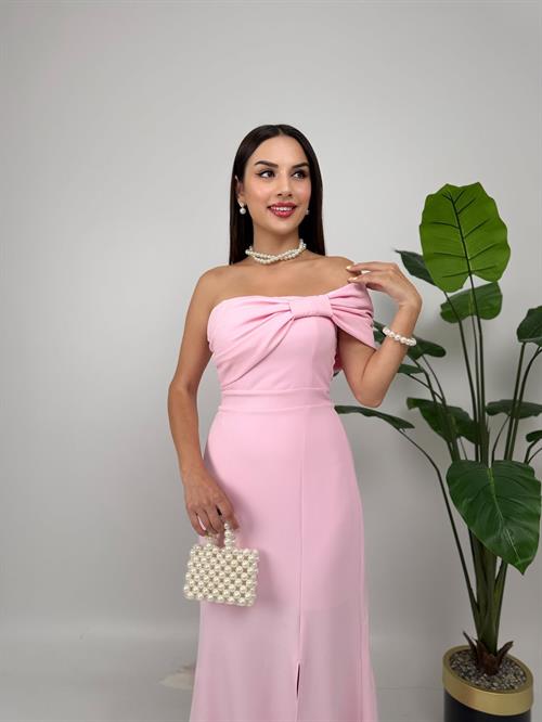 3008 OMUZUNDA BROŞLU ELBİSE