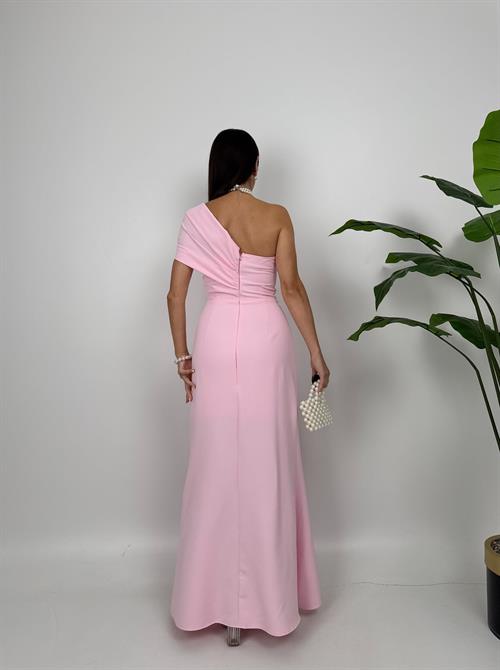 3008 OMUZUNDA BROŞLU ELBİSE