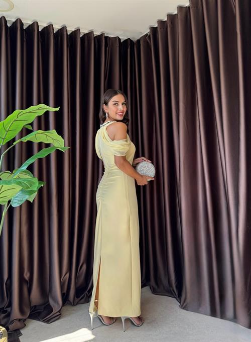 3052  OMUZ DEKOLTELİ ELBİSE