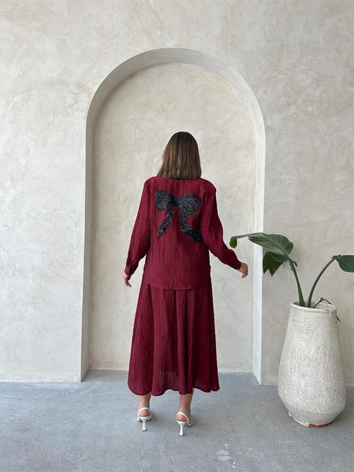 F 1909 PLEATED SHIRT WITH BOW DETAIL ON THE BACK - CLARET DETAILED