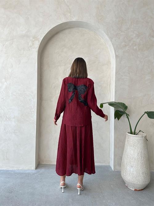 F 1909 PLEATED SHIRT WITH BOW DETAIL ON THE BACK - CLARET DETAILED