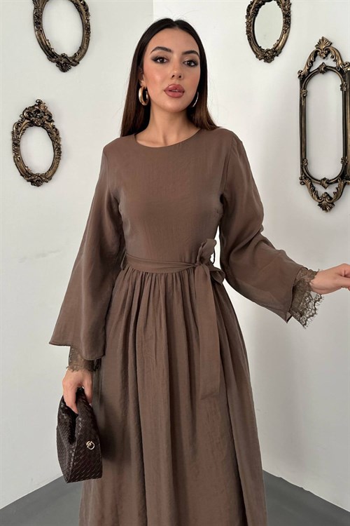 Kahverengi Kol Ucu Dantel Detaylı Elbise
