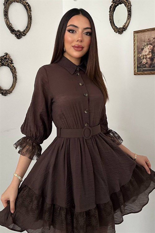 Kahverengi Önü Patlı Dantelli Elbise