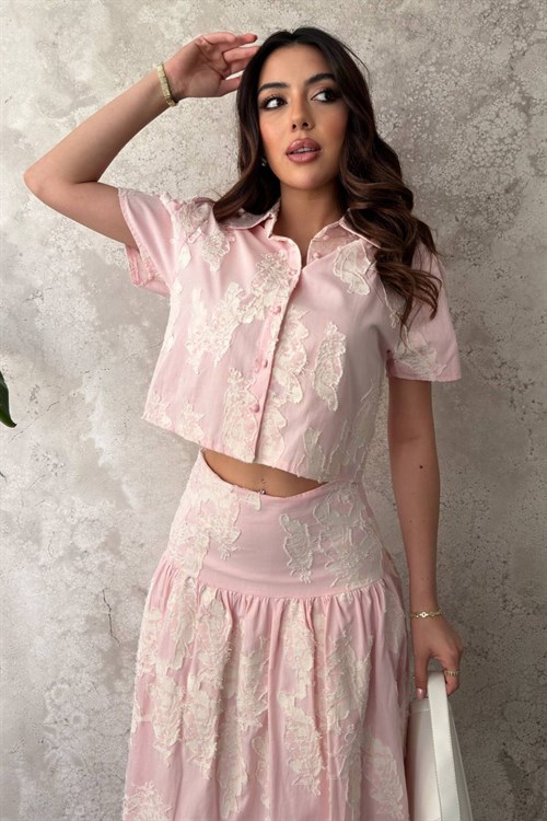Pembe Gömlek Ve Korsajlı Etek Takım