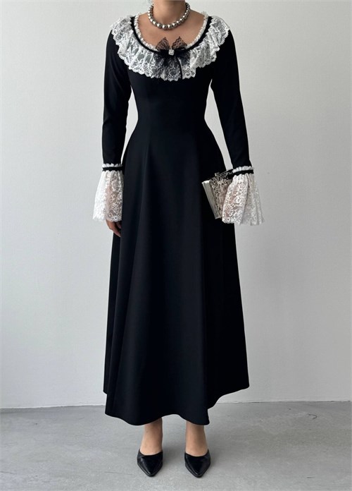 Ruyn Dress with Brooch Detail