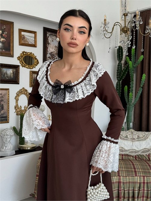 Ruyn Dress with Brooch Detail