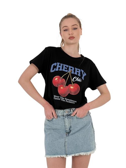<Strong>Cherry Chic Baskılı Siyah Oversize T-Shirt<Br />&Nbsp;</Strong>