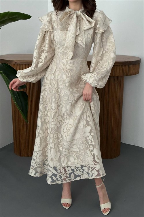 Toptan Bej Yakası Fular Detaylı Elbise